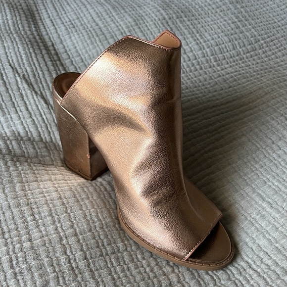 Qupid Rose Gold Metallic Heels - Picture 5 of 10